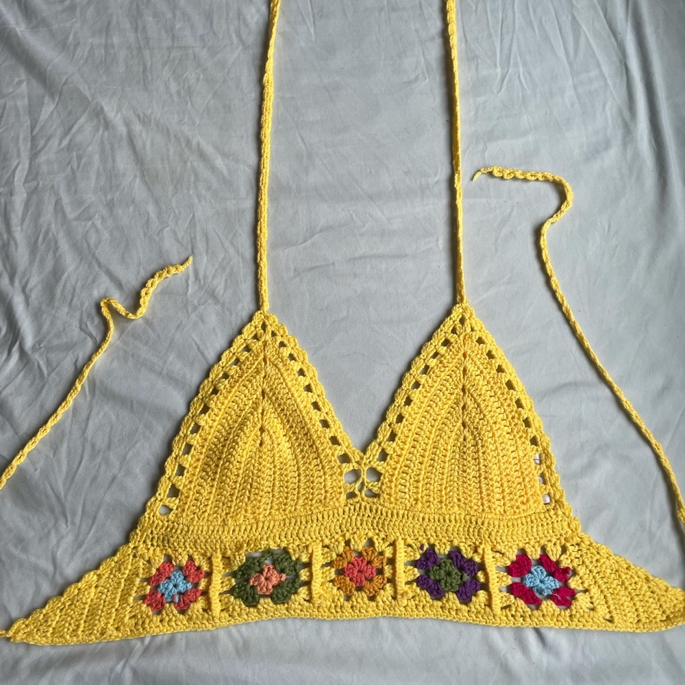 WoWo clothed triangle bikini top. Cute yellow double tie bikini top. Size M.